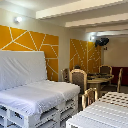 Eco Friendly Cozy Bunk With Private Bath Near Airport Guest house *