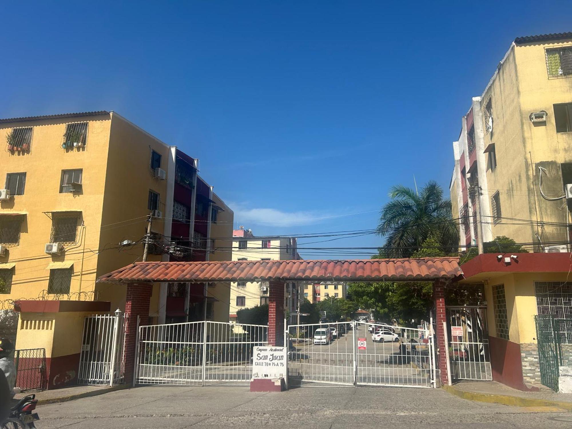 Eco Friendly Cozy Bunk With Private Bath Near Airport Guest house *