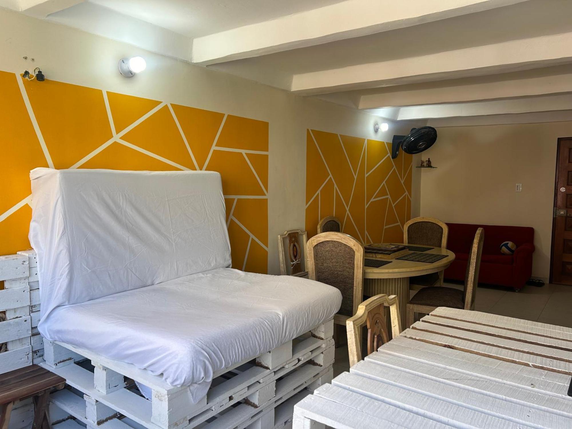 Eco Friendly Cozy Bunk With Private Bath Near Airport Guest house *