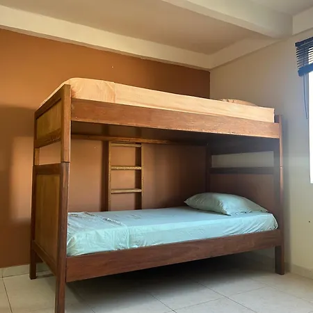 Pensión Eco Friendly Cozy Bunk With Private Bath Near Airport